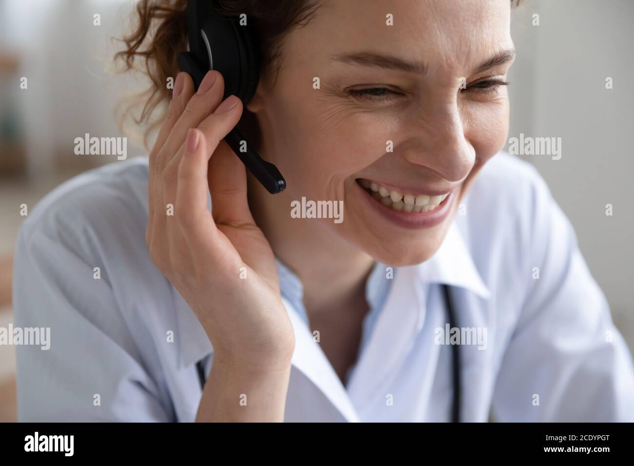 Gros plan jeune femme souriante médecin portant un casque en ligne Banque D'Images