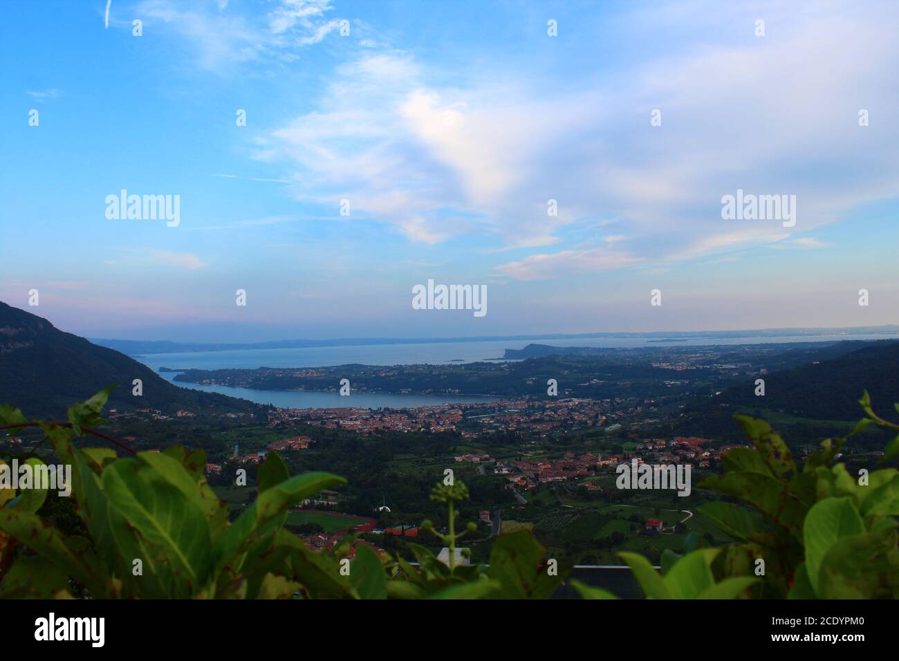 Belle vue sur le lac de Garde, Lombardie, Italie Banque D'Images