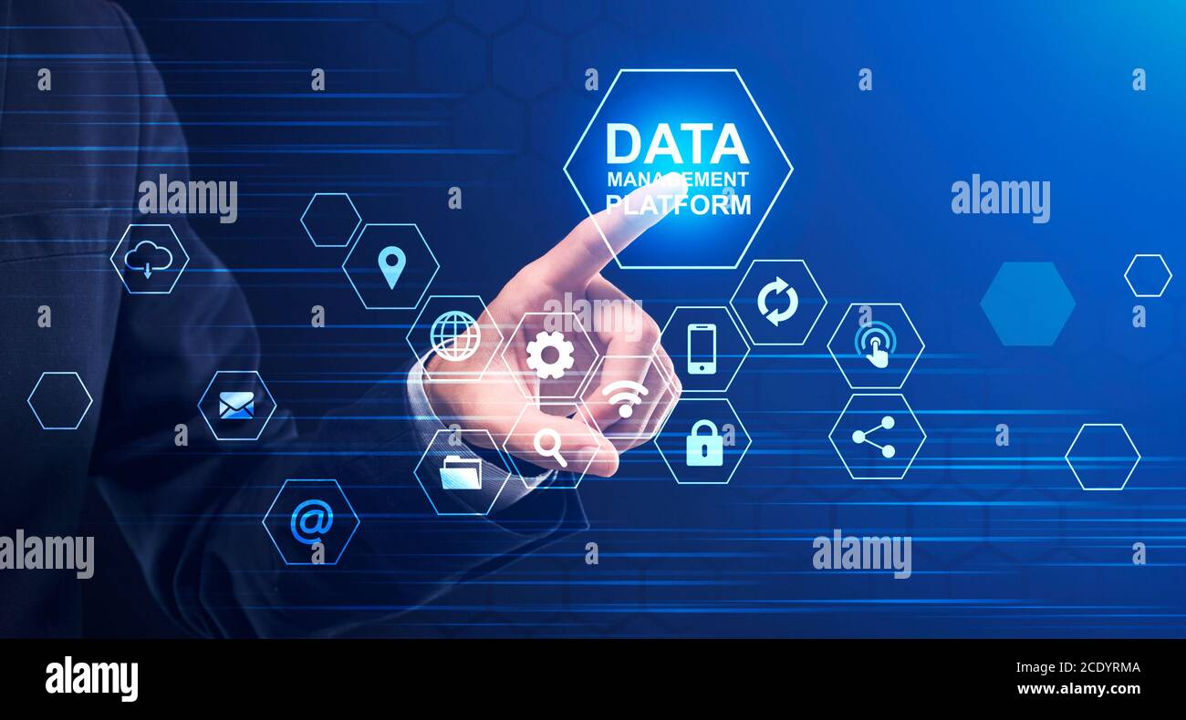 Plate-forme de gestion des données. Homme d'affaires en appuyant sur le bouton à l'écran avec icônes multimédia, Collage Banque D'Images