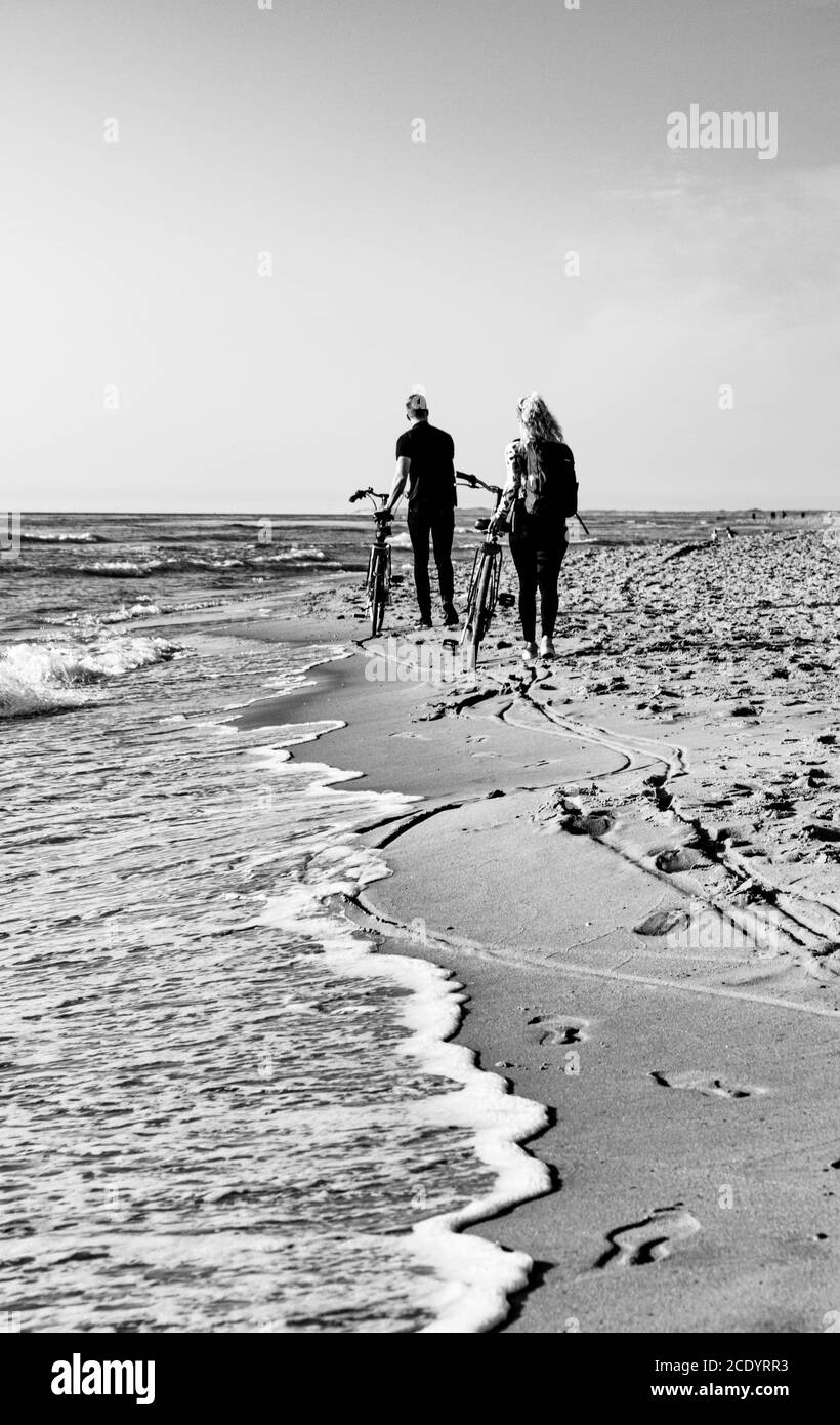 deux personnes aimantes ont fait une promenade sur la plage Banque D'Images