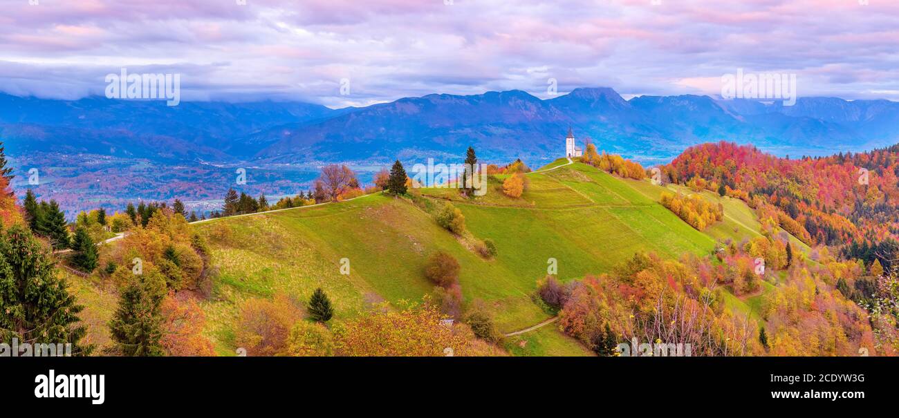 Large panorama avec église de haut de colline, Slovénie Banque D'Images