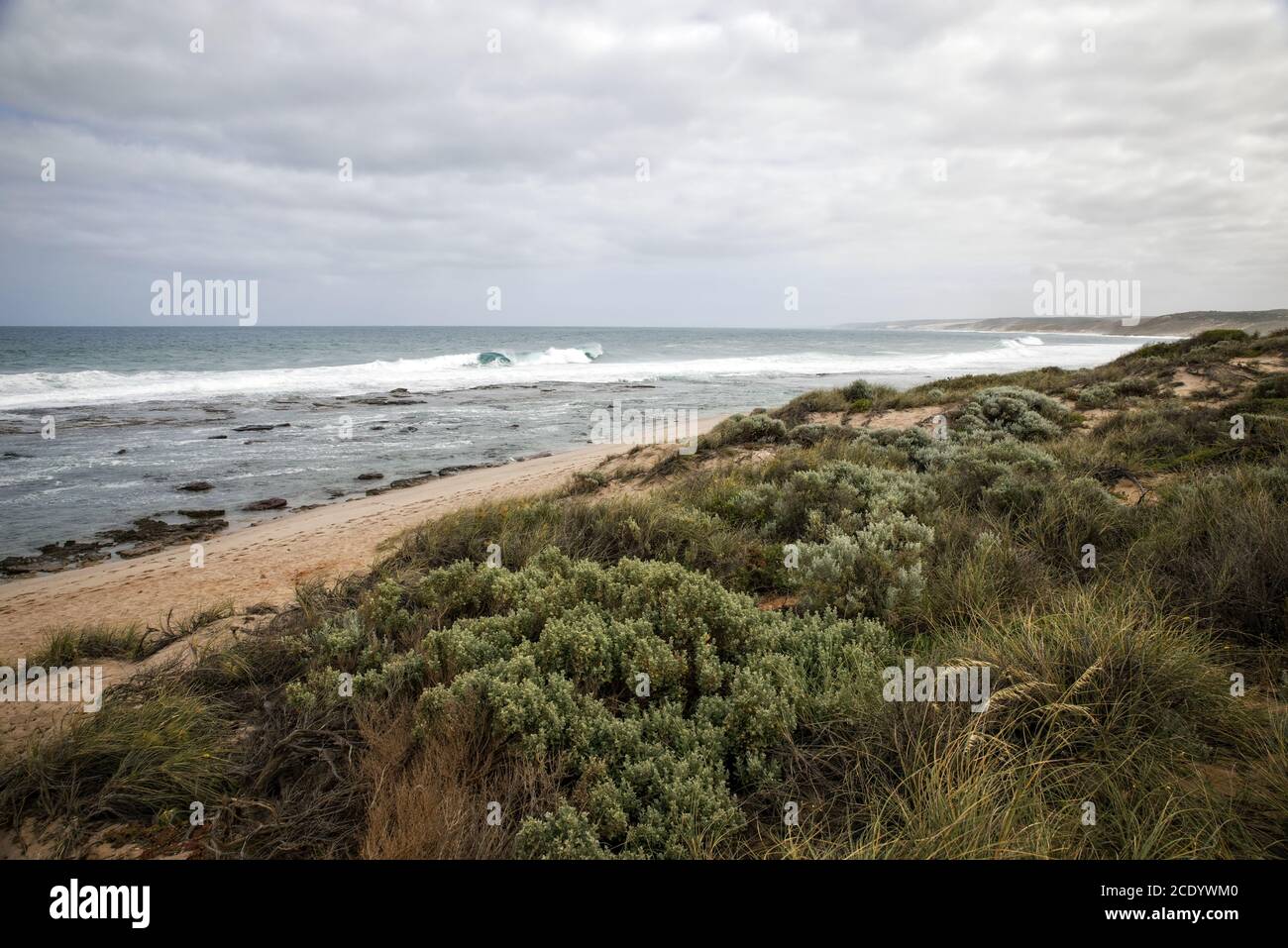 Australie occidentale – côte rugueuse avec ciel gris Banque D'Images