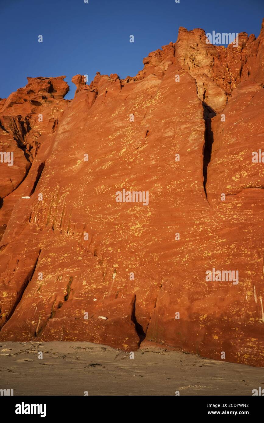 Australie occidentale – côte rocheuse avec des rochers de couleur orange à Péninsule de Dampier Banque D'Images