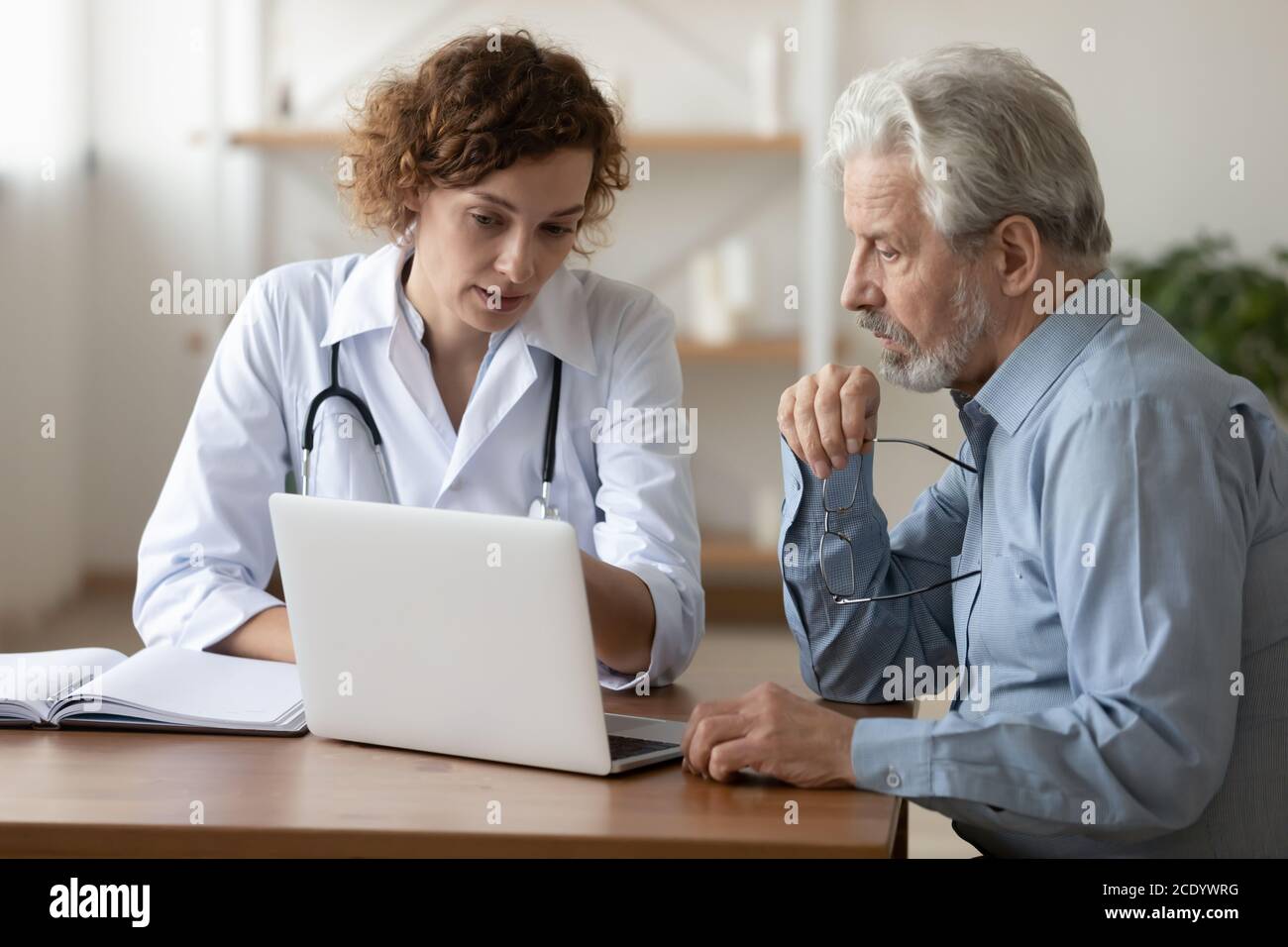 Médecin confiant consultant un patient mature à un rendez-vous médical Banque D'Images