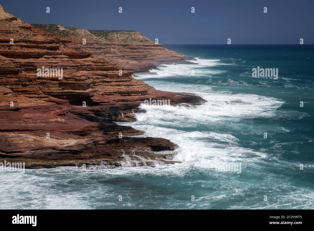 Côte rocheuse de l'Australie occidentale avec forte montée et hautes falaises Banque D'Images