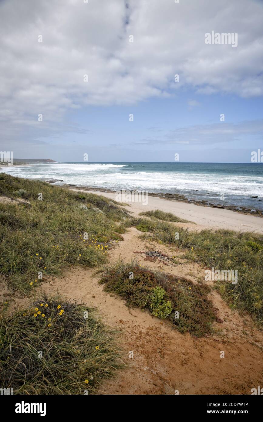 Australie occidentale - côte rugueuse avec ciel gris Banque D'Images
