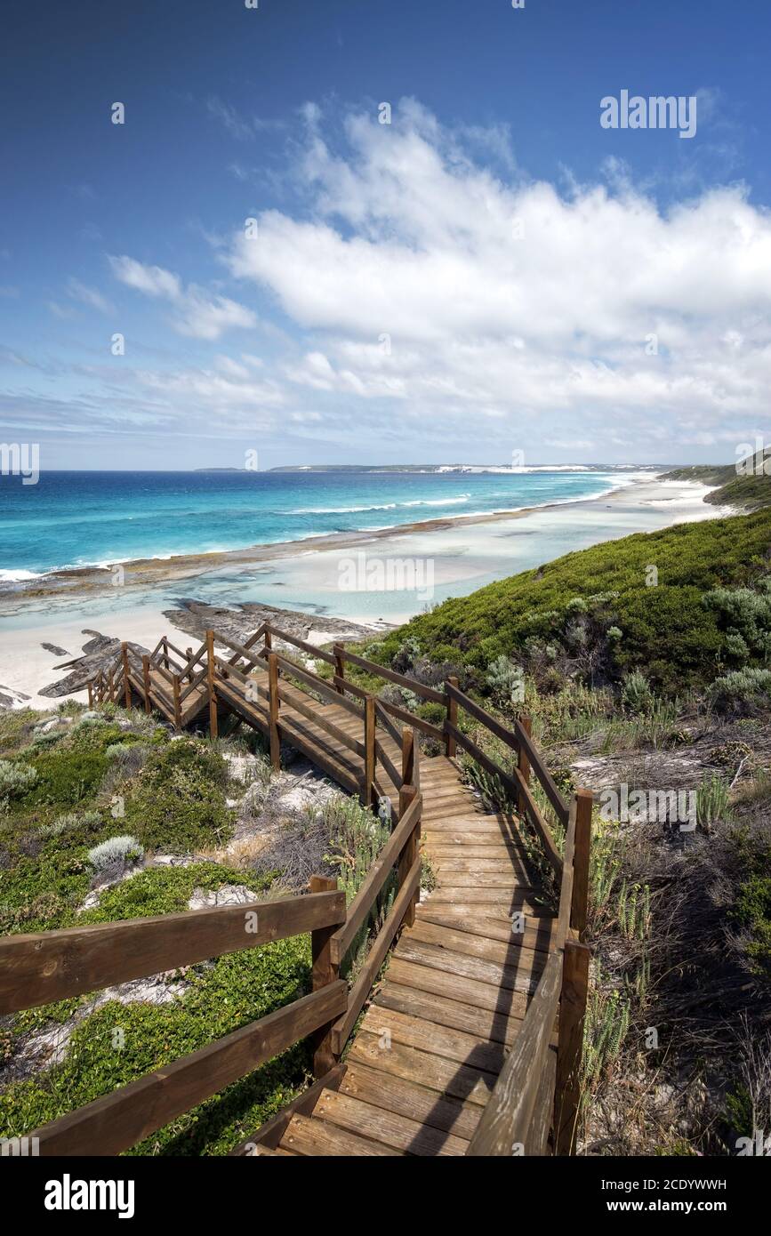 Australie occidentale – côte rugueuse avec escalier menant à la plage Banque D'Images