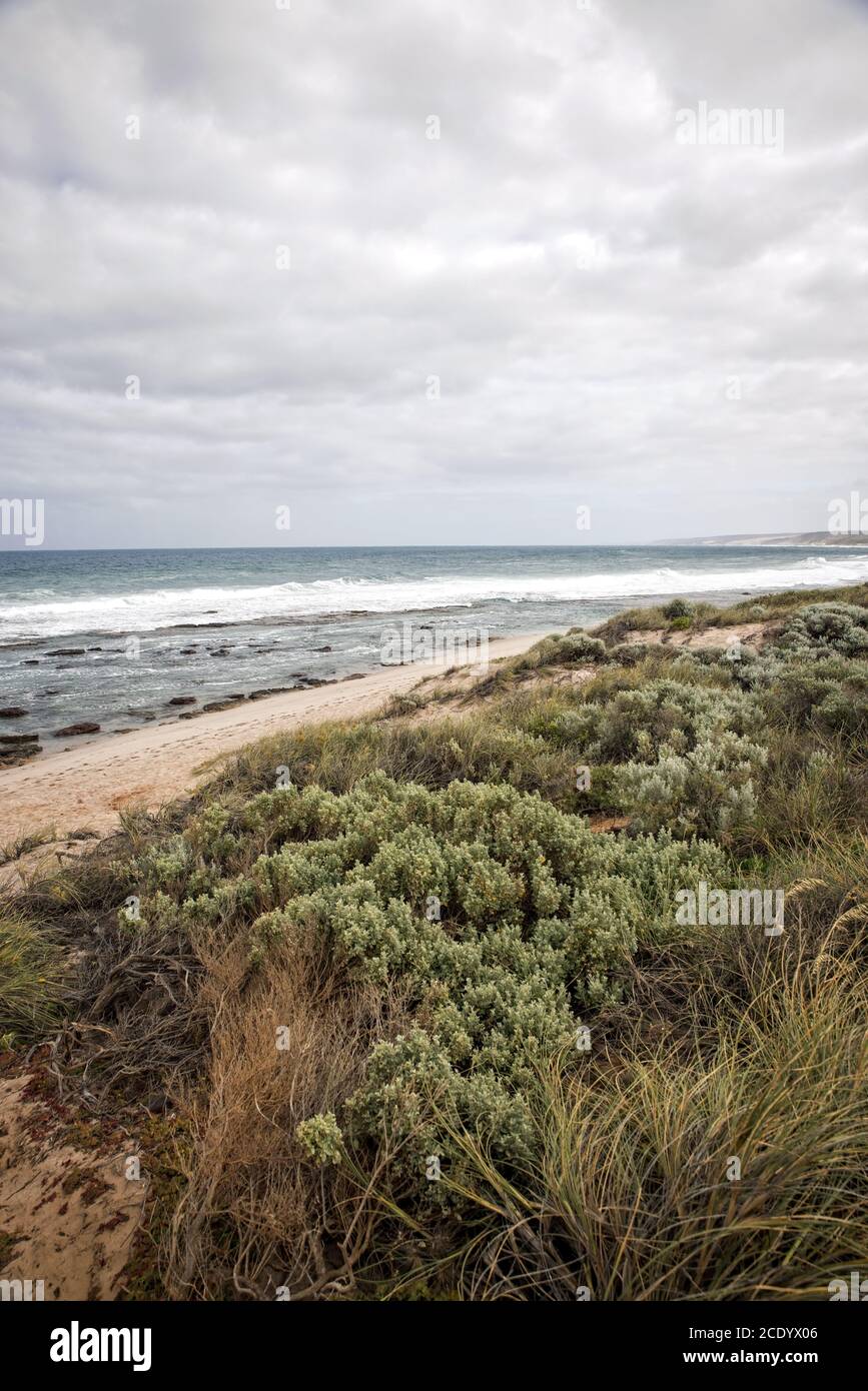Australie occidentale - côte rugueuse avec ciel gris Banque D'Images