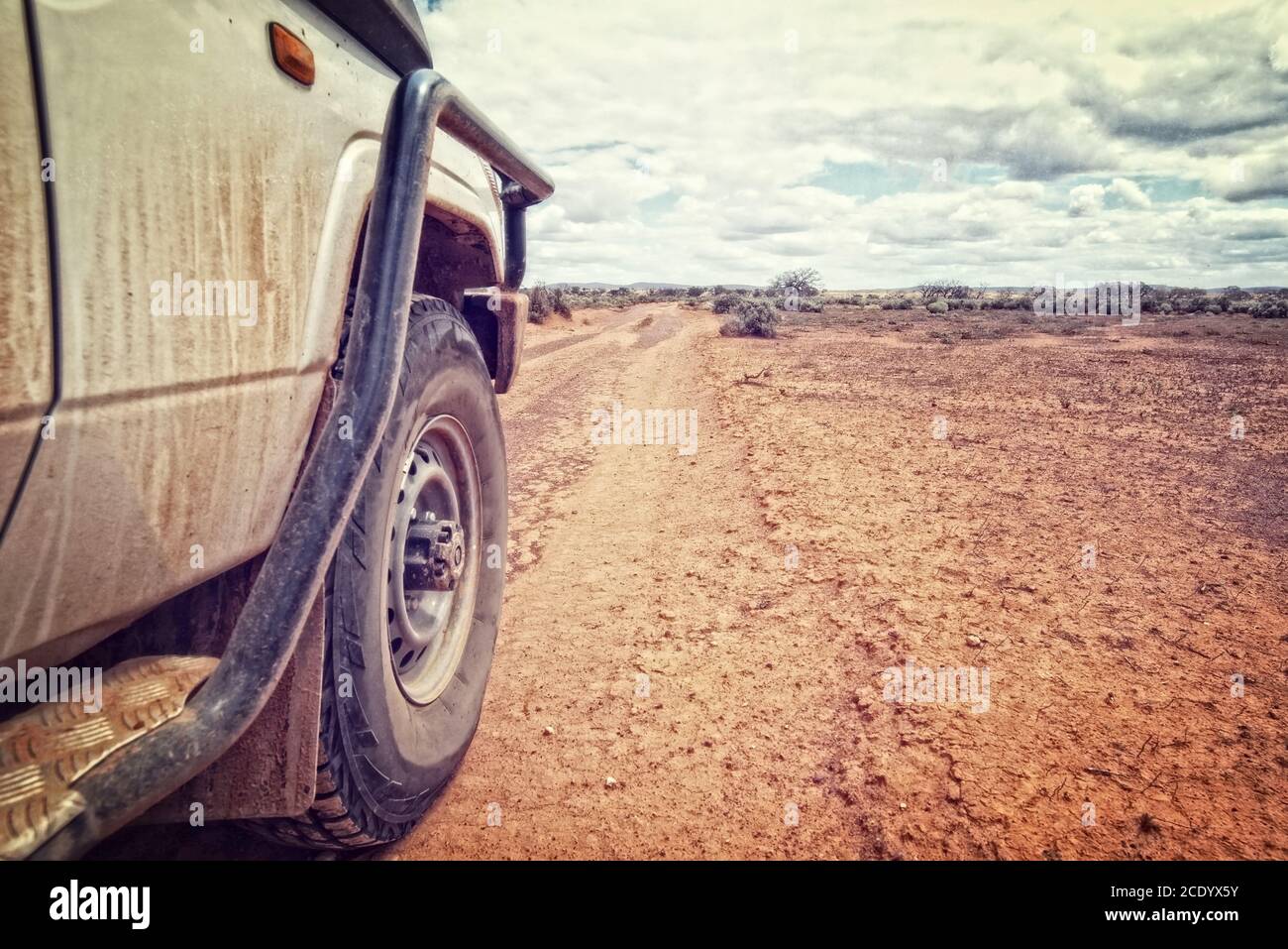 Australie méridionale – désert de l'Outback avec 4x4 sur la piste ciel nuageux - vintage Banque D'Images