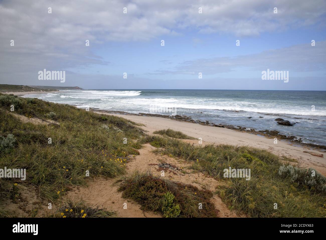 Australie occidentale - littoral rugueux avec ciel nuageux Banque D'Images