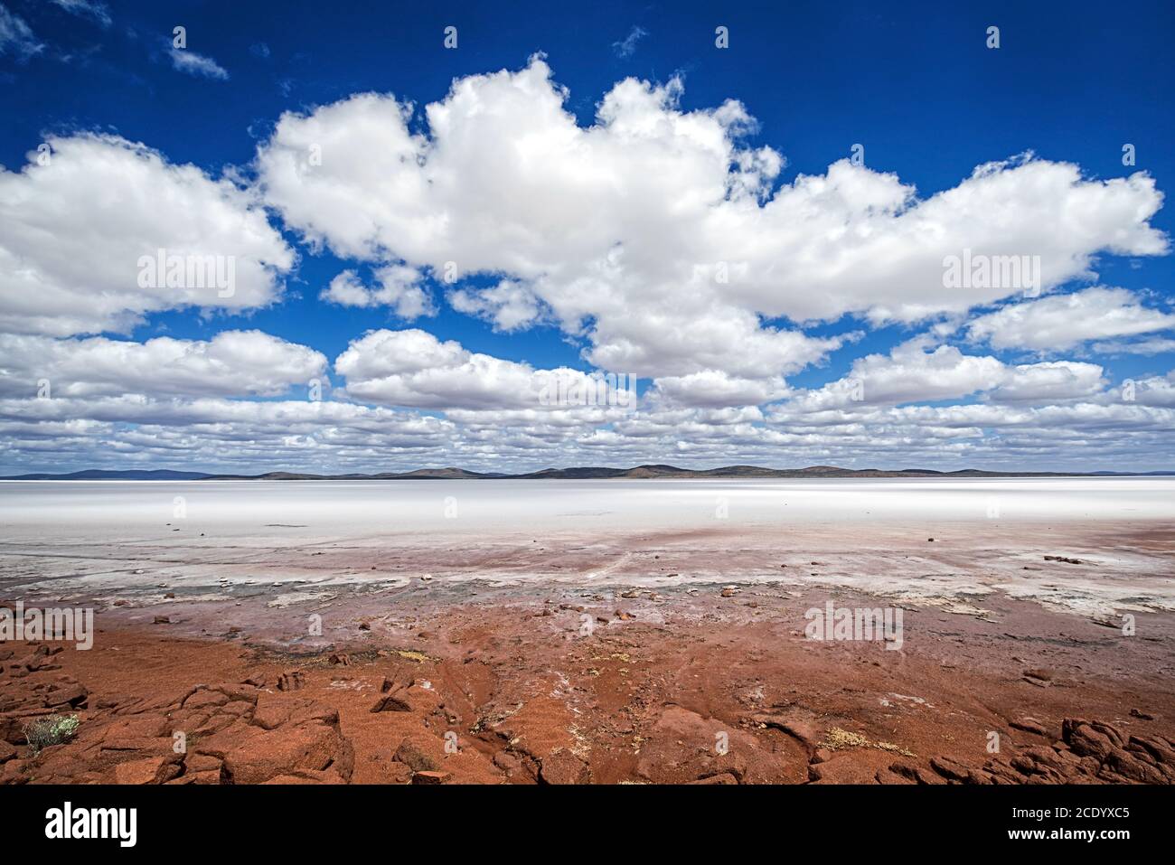 Australie du Sud – désert de l'Outback avec Salt Lake Eyre sec sous ciel nuageux comme panorama Banque D'Images