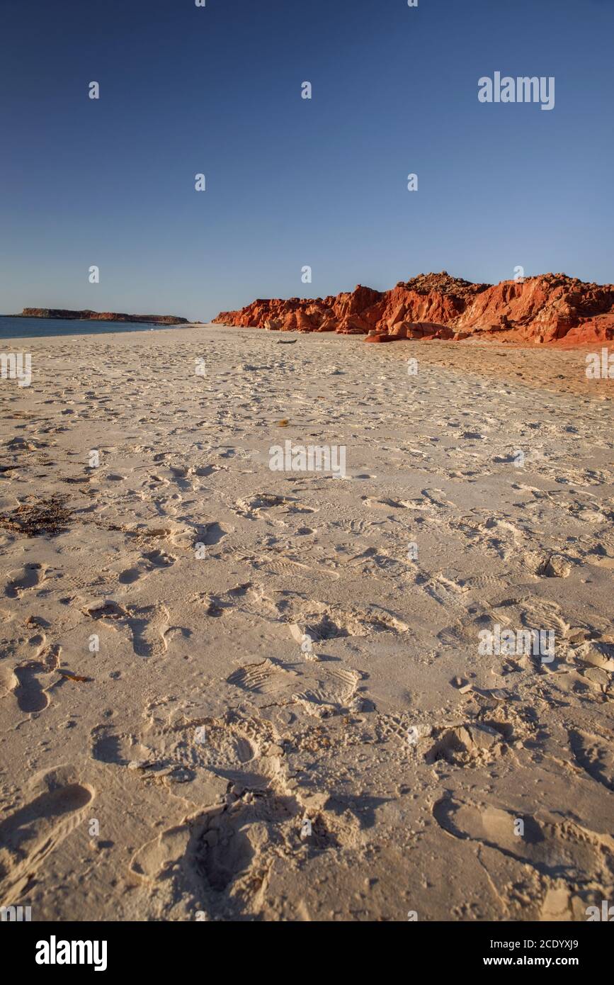 Australie occidentale – côte rocheuse avec rochers rouges à Péninsule de Dampier Banque D'Images
