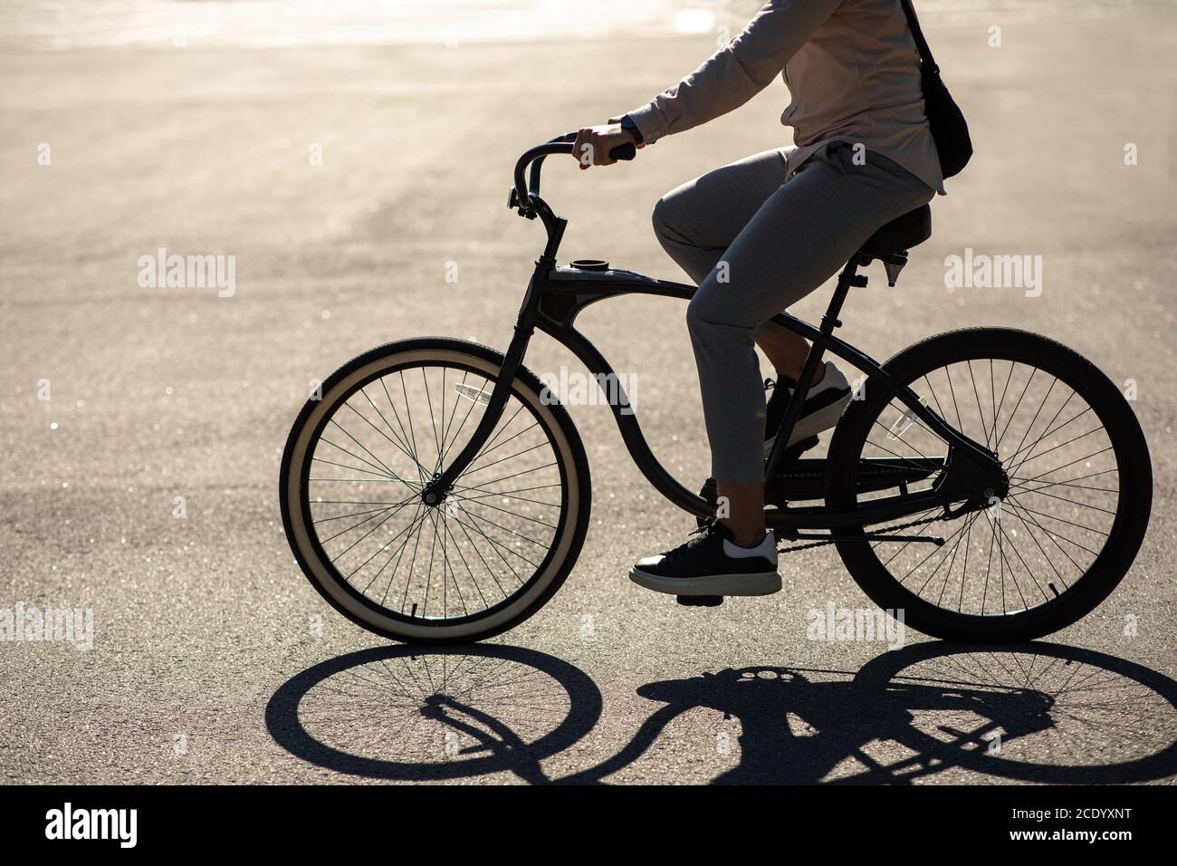 Style urbain et transport moderne. Jeune homme d'affaires élégant qui va travailler à vélo Banque D'Images
