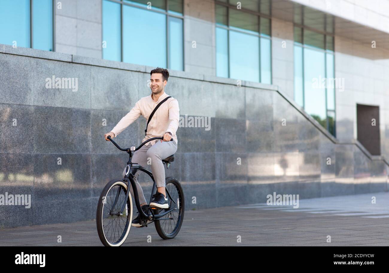 Génération moderne et mode de vie sain. Un jeune homme d'affaires va travailler à vélo Banque D'Images