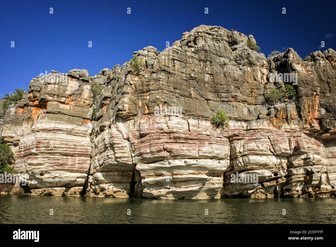 Australie occidentale – falaises érodées de rochers avec arbres et arbustes à une grande rivière Banque D'Images