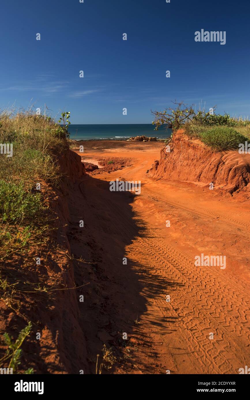 Australie occidentale – piste de sable de l'Outback pour les descentes en 4x4 Vers l'océan à Dampier Peninsula Banque D'Images