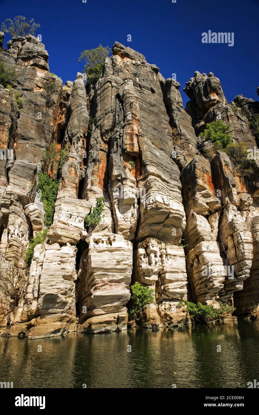 Australie occidentale – falaises érodées de rochers avec arbres et arbustes à une grande rivière Banque D'Images