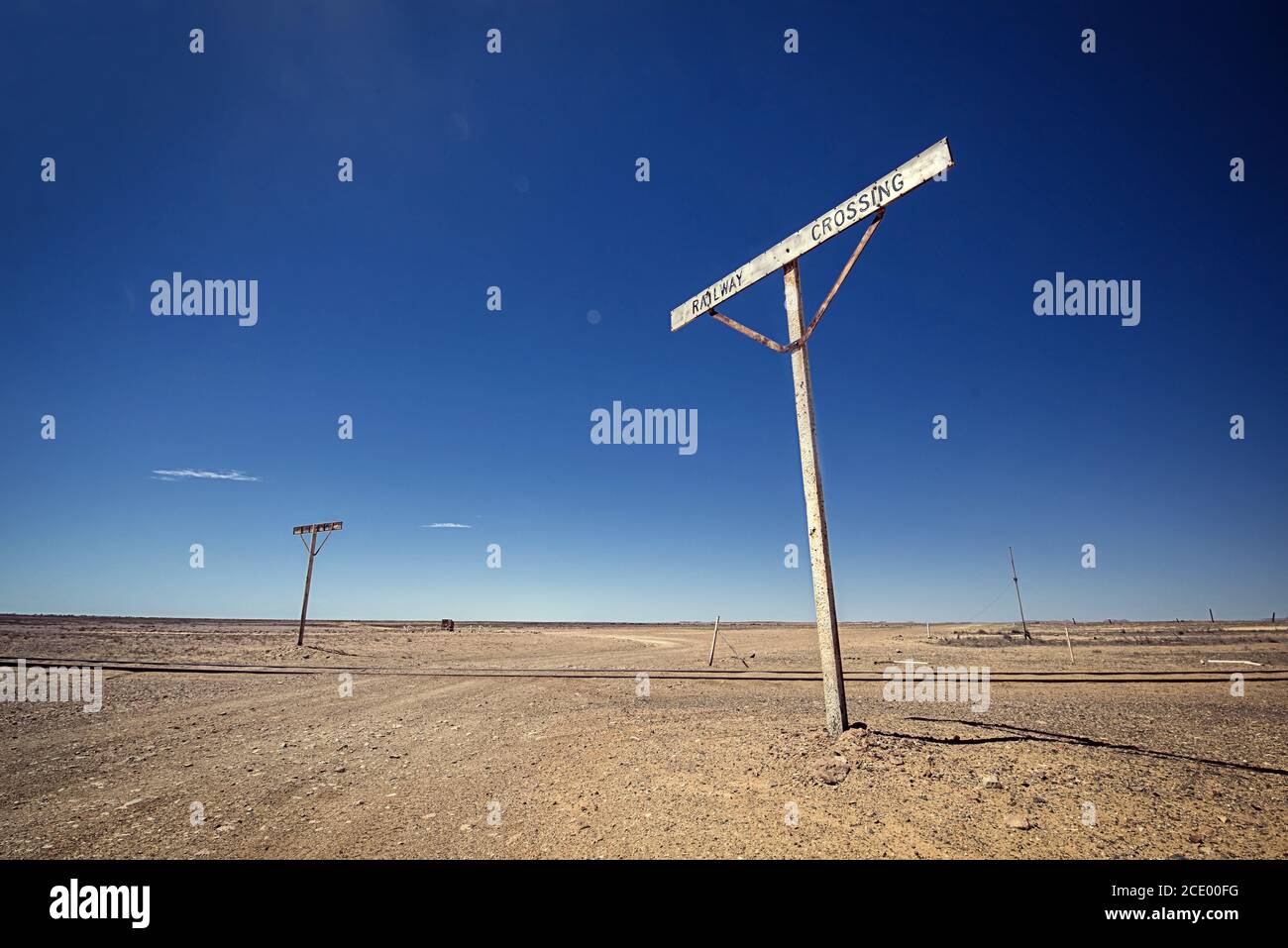 Australie – ancienne traversée du chemin de fer Ghan dans le désert de l'outback sous le ciel bleu Banque D'Images