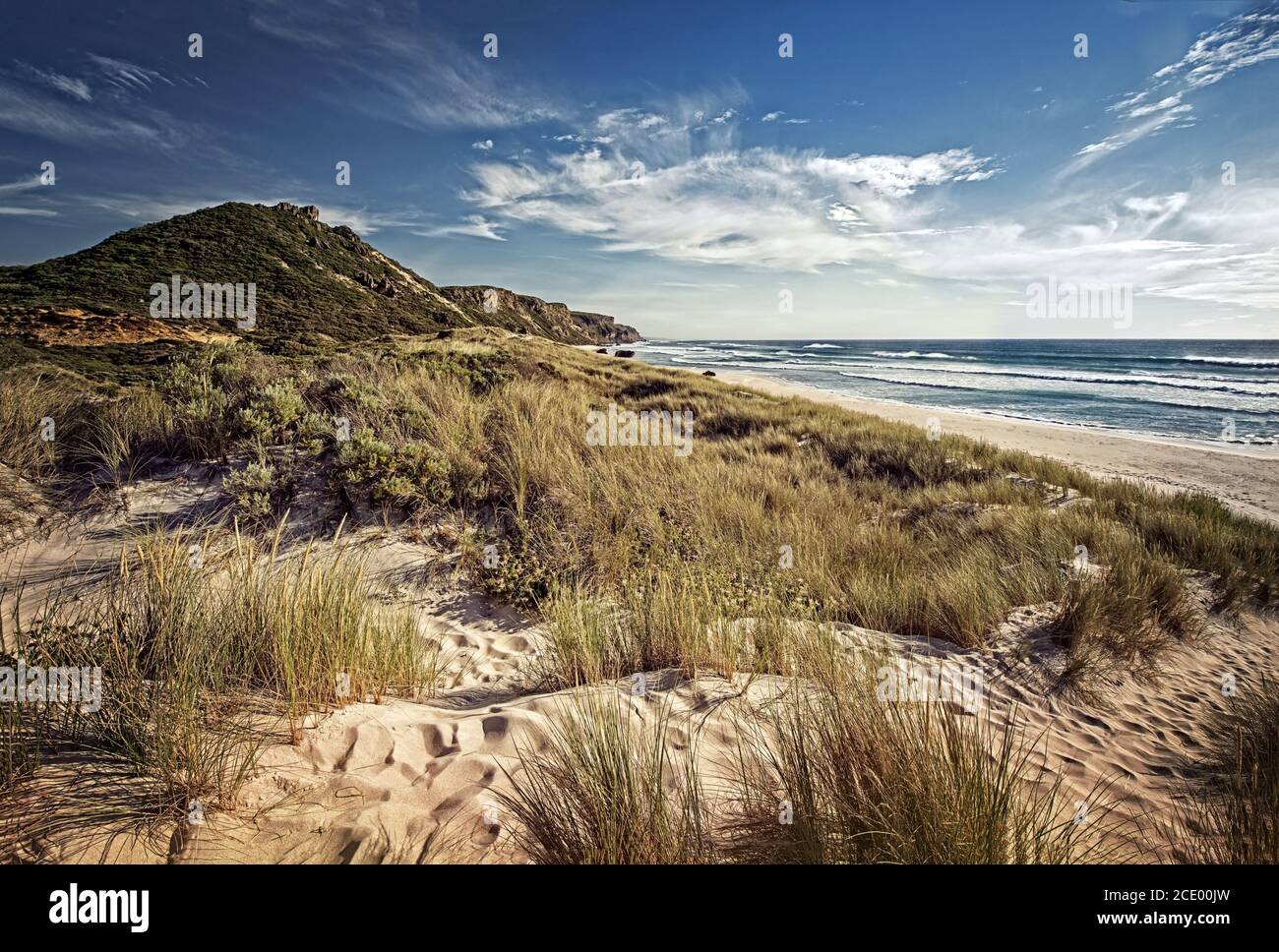 Australie occidentale - Côte avec dune de sable et colline en arrière-plan, à la lumière du matin Banque D'Images