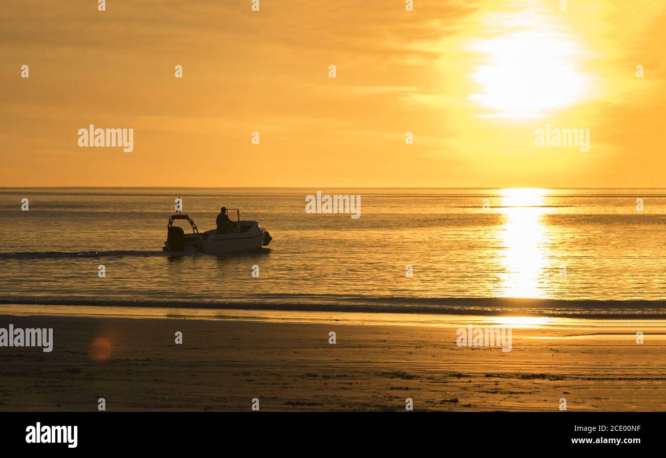 Australie occidentale – Silhouette d'un bateau au coucher du soleil Lumière du soir sur Cable Beach à Broome Banque D'Images