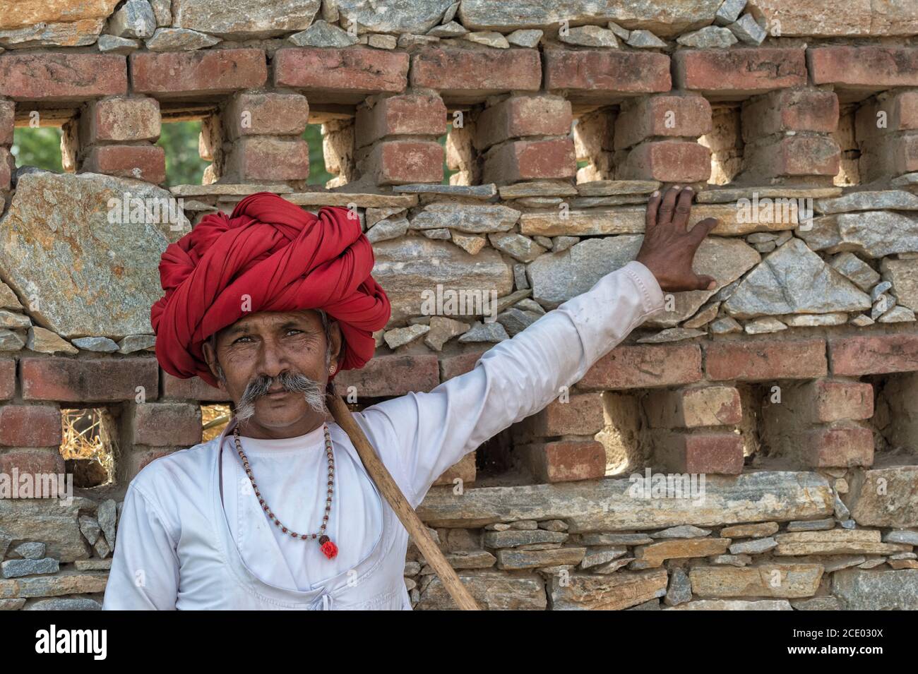 Homme indien, membre de la tribu Rabari, avec un turban rouge, Bera, Rajasthan, Inde Banque D'Images