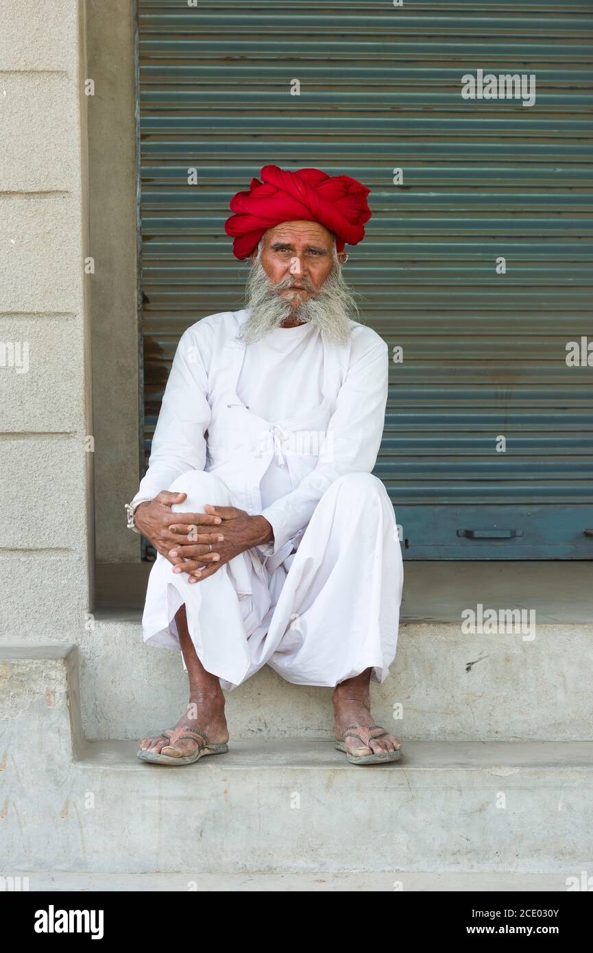 Homme indien, membre de la tribu Rabari, avec un turban rouge, Bera, Rajasthan, Inde Banque D'Images