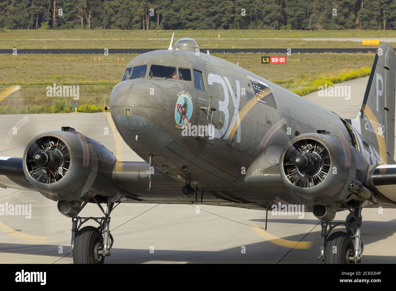 Eindhoven pays-Bas sept. 20. 2019: Un C-47 se préparant à déposer des parachutistes au mémorial du jardin du marché. Banque D'Images