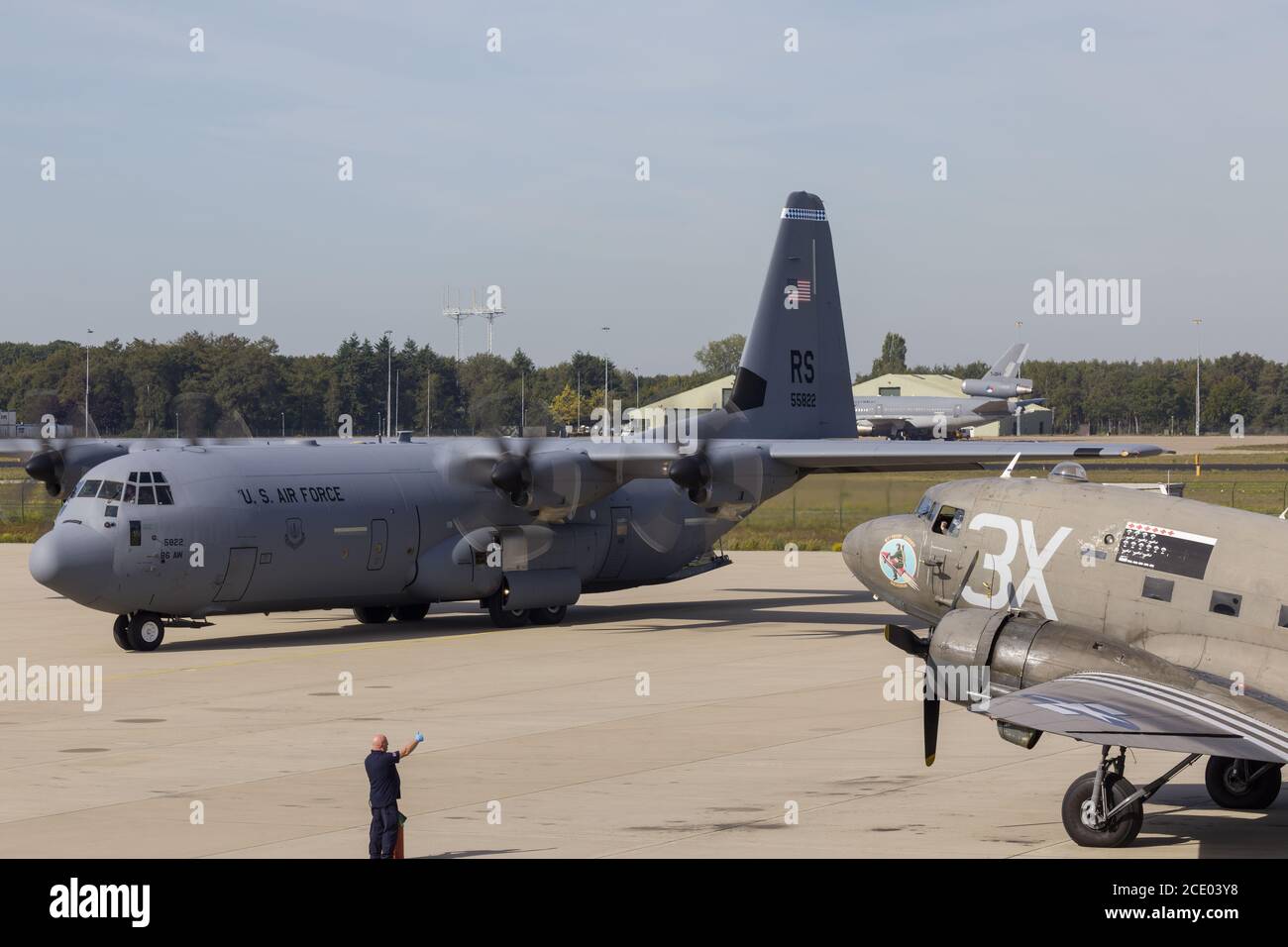 Eindhoven pays-Bas sept. 20. 2019: Un Hercules C-130 de la base aérienne de Rammstein revient pour ramasser plus de parachutistes à la base aérienne d'Eindhoven. A C-47 Banque D'Images