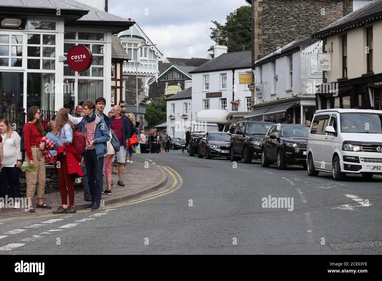 Bowness sur Windermere Cumbria 30 août 2020 trafic et piétons beaucoup dans Bowness que le Lake District prend un afflux de visiteurs de vacances de banque crédit: PN News/Alay Live News Banque D'Images