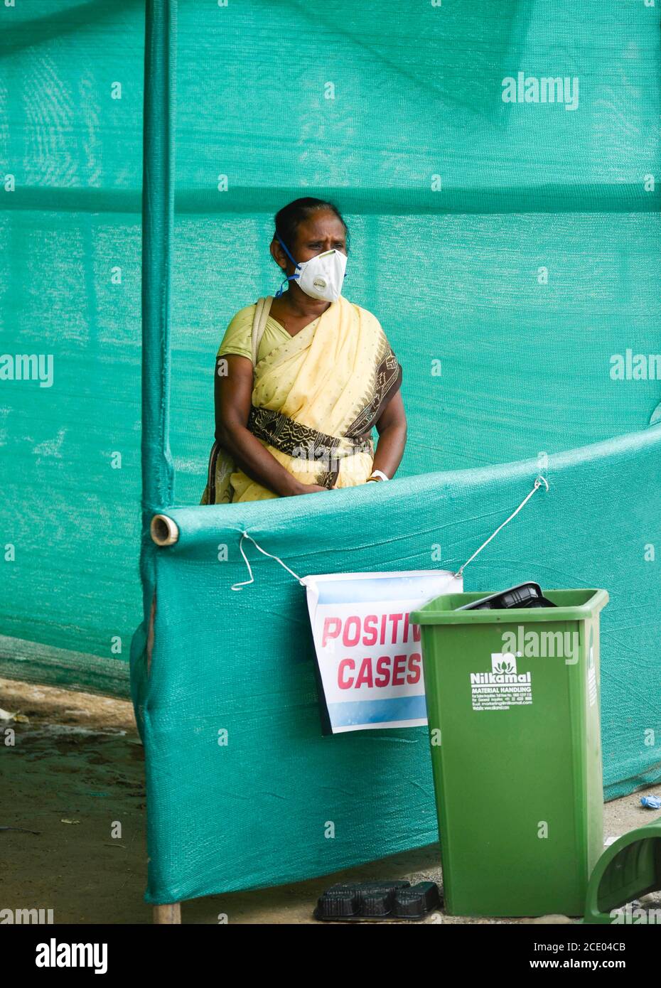 Guwahati, Assam, Inde. 30 août 2020. Un patient positif au coronavirus COVID-19 attendant une ambulance dans un centre de collecte d'écouvillons, à Guwahati. Assam a franchi la barre des cas d'un lakh (100 mille) coronavirus dans la nuit du vendredi 28 août 2020. Crédit : David Talukdar/ZUMA Wire/Alay Live News Banque D'Images