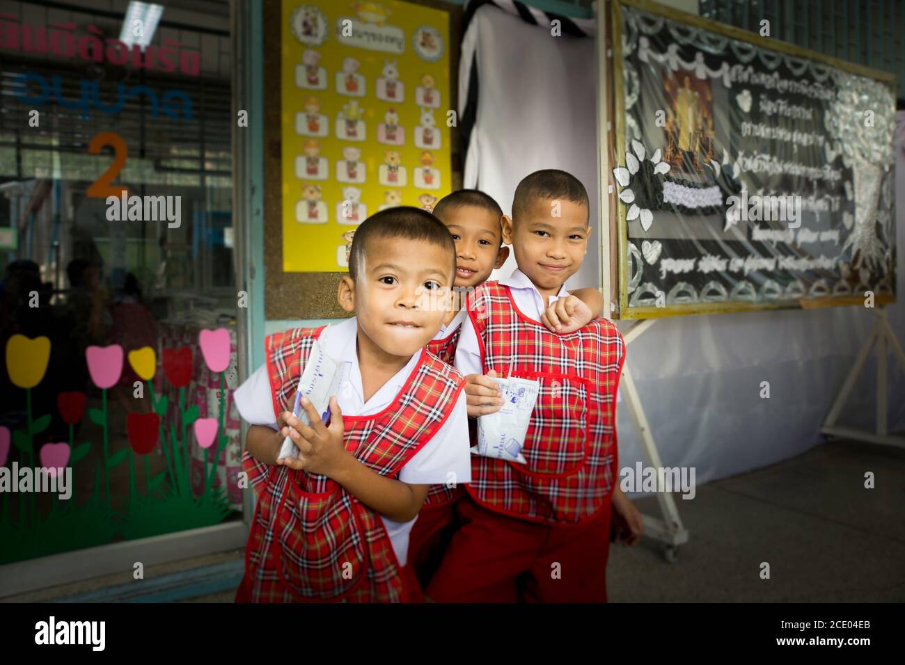 Bangkok/Thaïlande-07.02.2017:les élèves restent et boivent du lait à l'école Banque D'Images