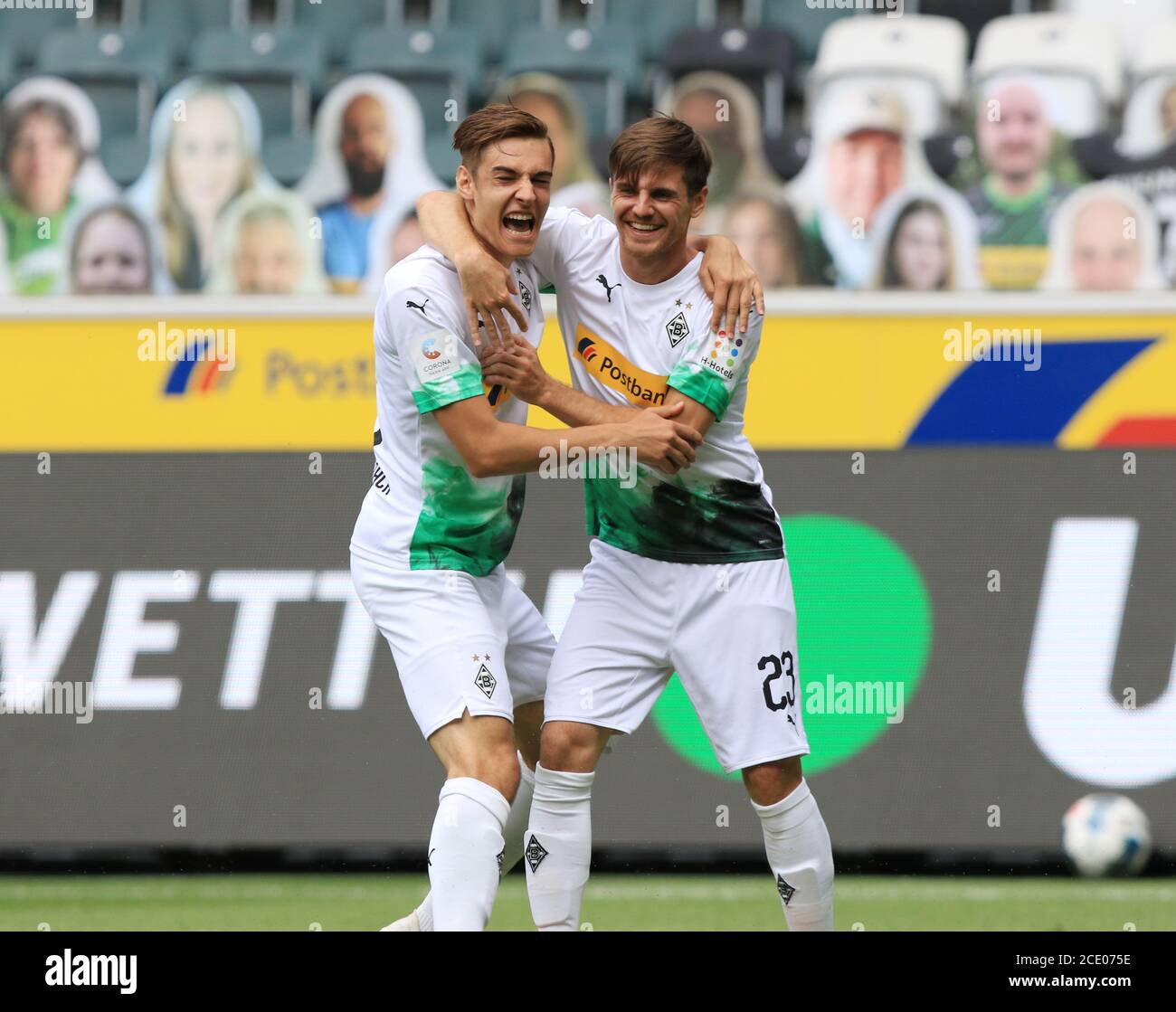 Borussia Park Moenchengladbach Allemagne 27.6.2020, football: Allemand Bundesliga saison 2019/20, match jour 34, Borussia Moenchengladbach (BMG, blanc) vs Hertha BSC Berlin (BSC, rouge) — Jonas Hofmann (BMG, à droite), Florian Neuhaus (Borussia Moengladbach) réagissent après utilisation DE KLENBACH/0 crédit éditorial : 1:0 Banque D'Images