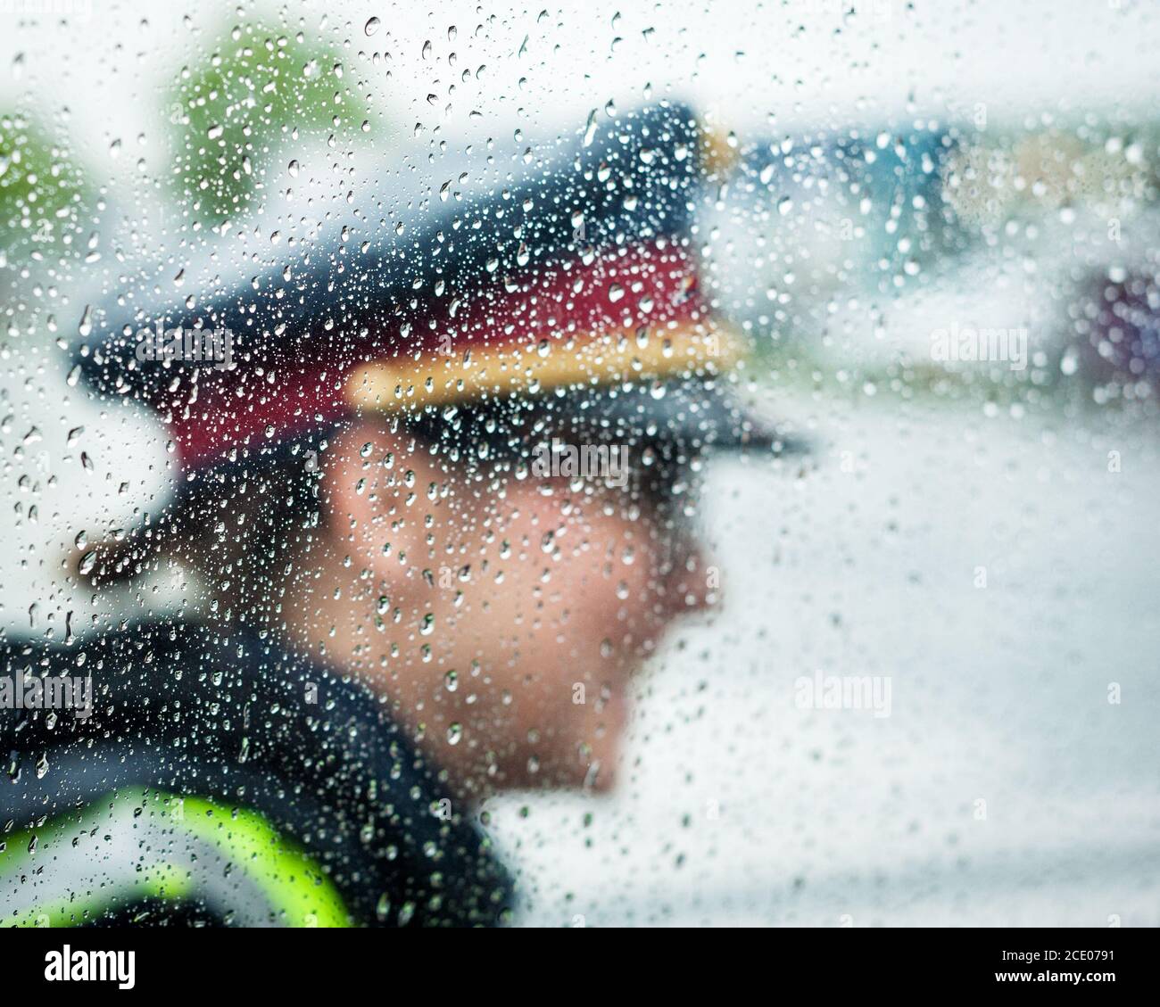 policier sur la sécurité de la circulation par temps pluvieux Banque D'Images