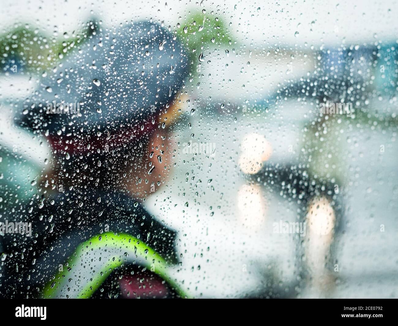 policier sur la sécurité de la circulation par temps pluvieux Banque D'Images