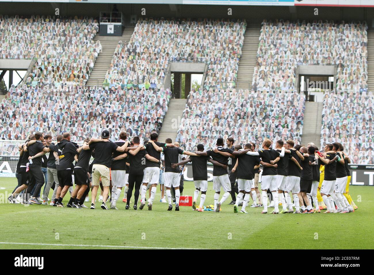 Borussia Park Moenchengladbach Allemagne 27.6.2020, football: Saison allemande de Bundesliga 2019/20, jour de match 34, Borussia Moenchengladbach (BMG, blanc) vs Hertha BSC Berlin (BSC, rouge) — l'équipe de Moenchengladbach célèbre la fin de la saison devant des photos en carton des fans dans les stands. En raison de la corona pandémie tous les matches de la Ligue allemande sont joués dans des stades vides sans fans crédit: Johannes Kruck/POOL/via Kolvenbach seulement pour usage éditorial Banque D'Images