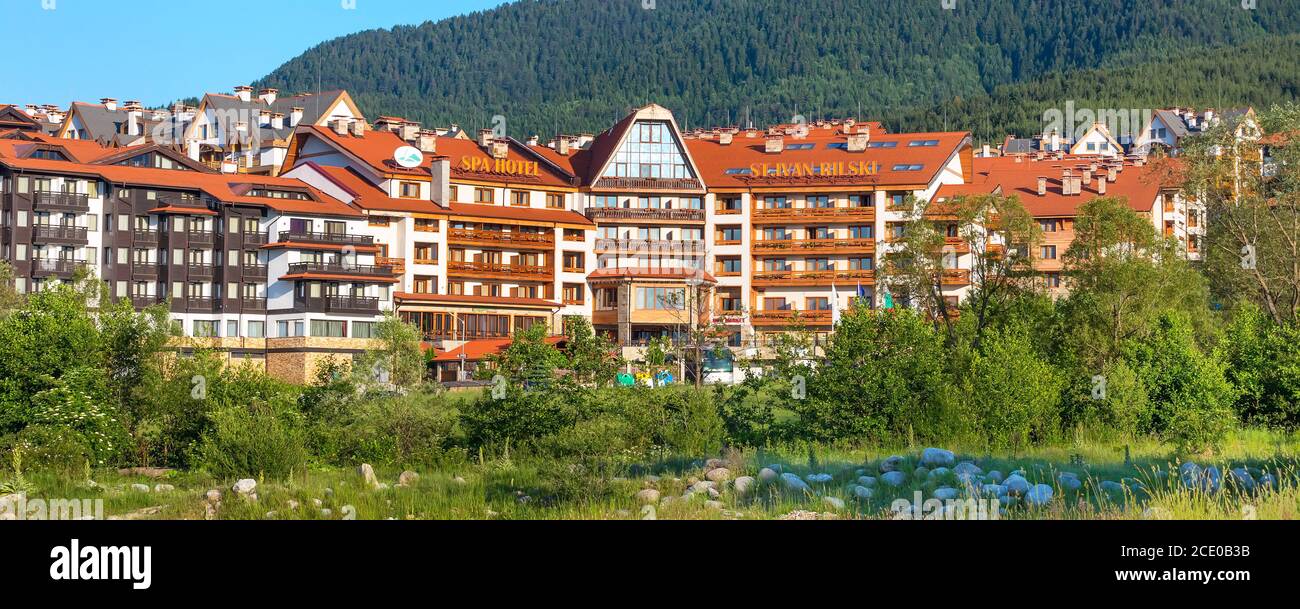 Hôtel St Ivan Rilski et montagnes d'été panorama dans la station de ski bulgare Bansko Banque D'Images
