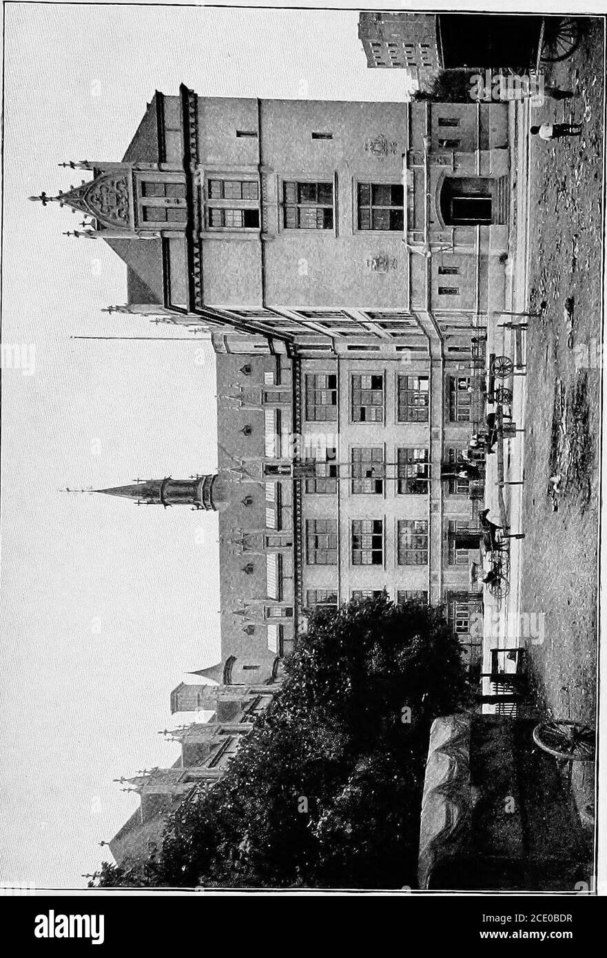 . Une guerre de dix ans : un récit de la bataille avec le bidonville de New York . un beau palais, et dans l'année six-adolescents mille enfants -seront logés dans eux. Quand je pense à l'ancienne école Allen StreetSchool, où le gaz devait être brûlé même les jours les plus lumineux, les récitationssuspendues toutes les demi-heures, et les enfants ont fait pratiquer les caHsthenics de sorte que les thatthenthey ne devraient pas se refroidir pendant que les truies gagnantes ont été ouvertes pour laisser entrer dans l'air frais; De l'aire de jeux obscure en bas, avec les ratstenant une telle raquette que l'on pouvait difficilement entendre parler à certains moments, ou de l'autre joug du côté est Banque D'Images