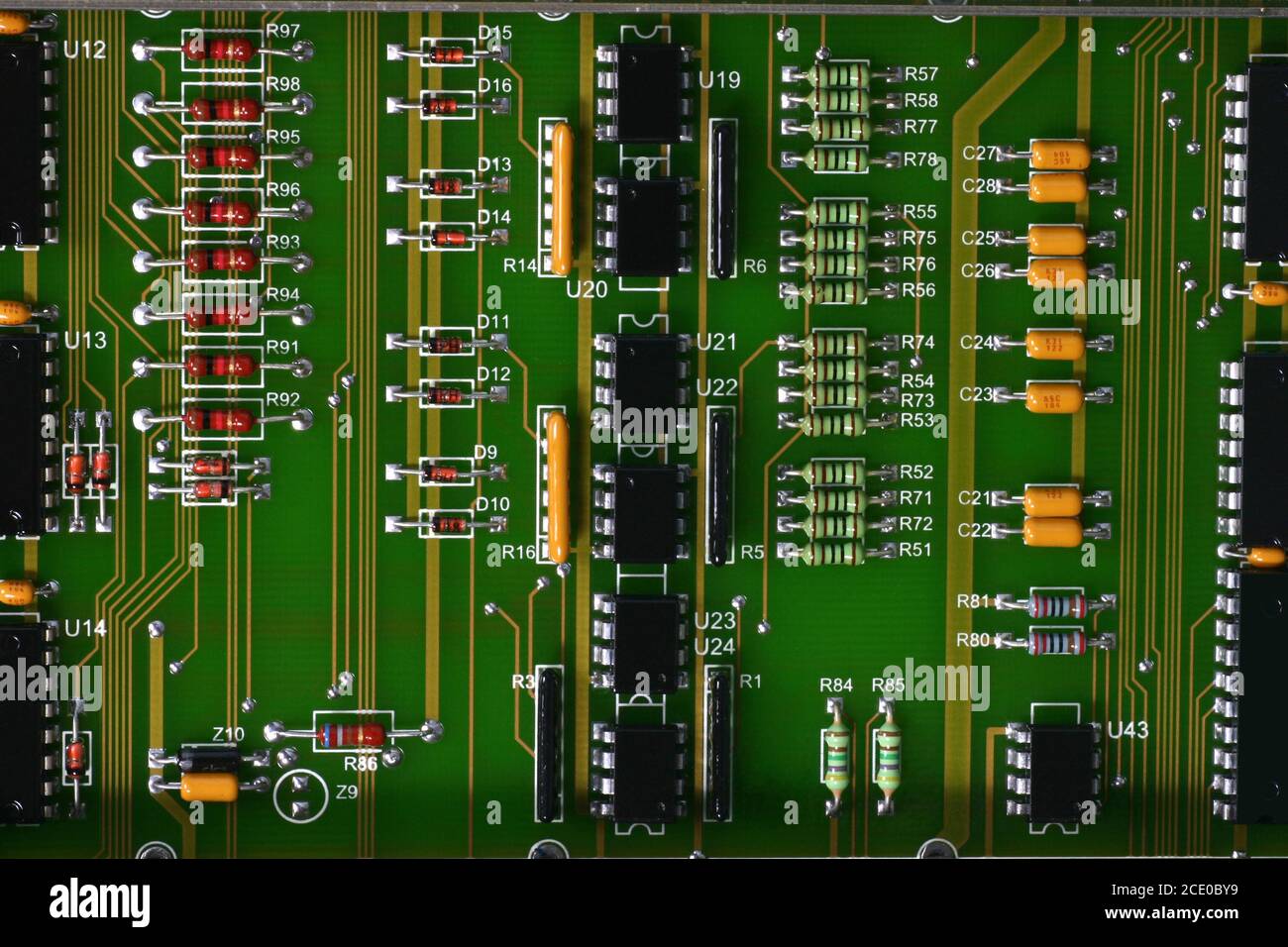 Cartes de circuits électroniques composées de matériaux électroniques tels que transistors, circuits intégrés, résistances, condensateurs. Cartes de dispositifs électroniques. Banque D'Images