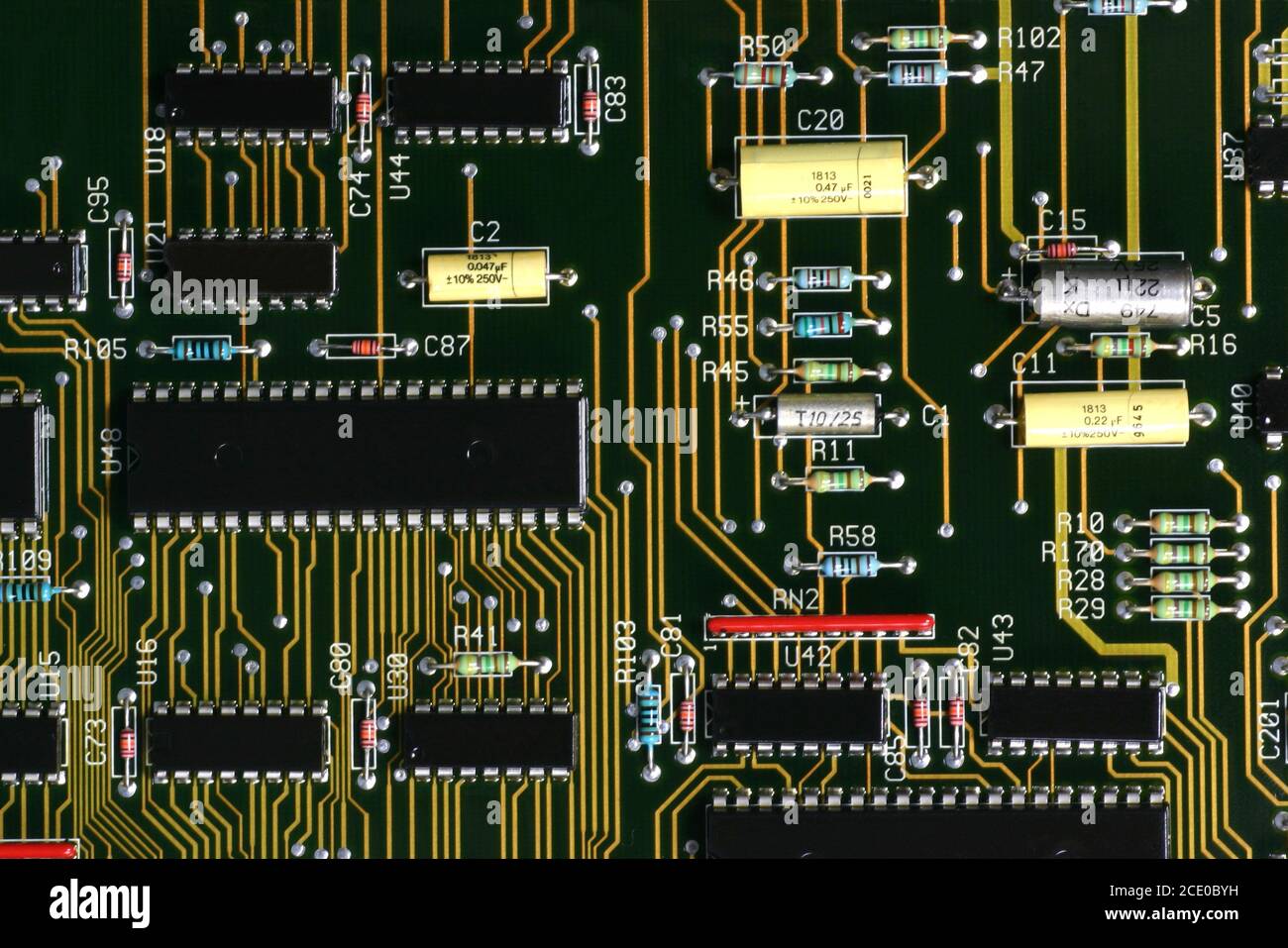 Cartes de circuits électroniques composées de matériaux électroniques tels que transistors, circuits intégrés, résistances, condensateurs. Cartes de dispositifs électroniques. Banque D'Images