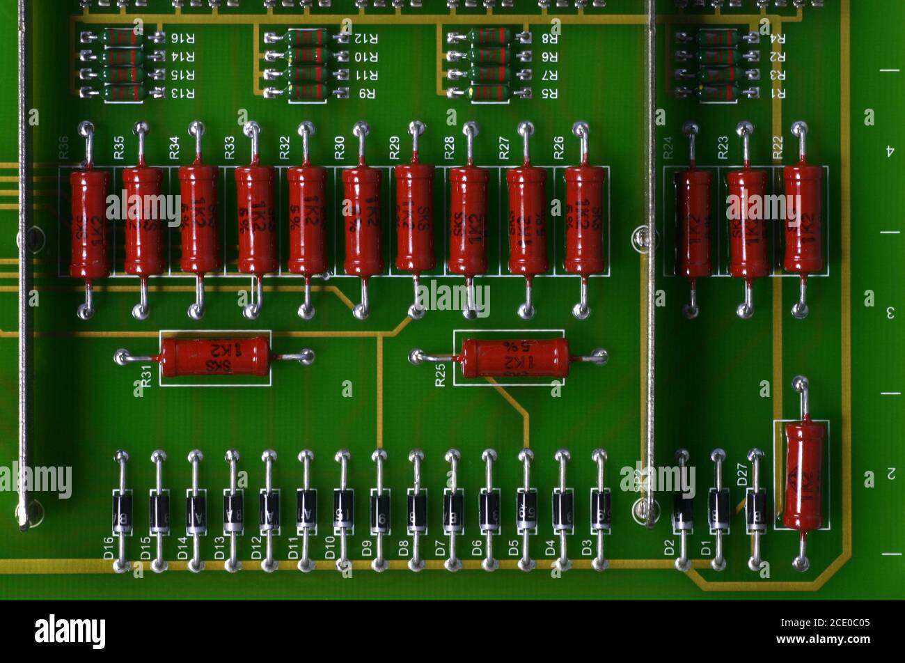 Cartes de circuits électroniques composées de matériaux électroniques tels que transistors, circuits intégrés, résistances, condensateurs. Cartes de dispositifs électroniques. Banque D'Images