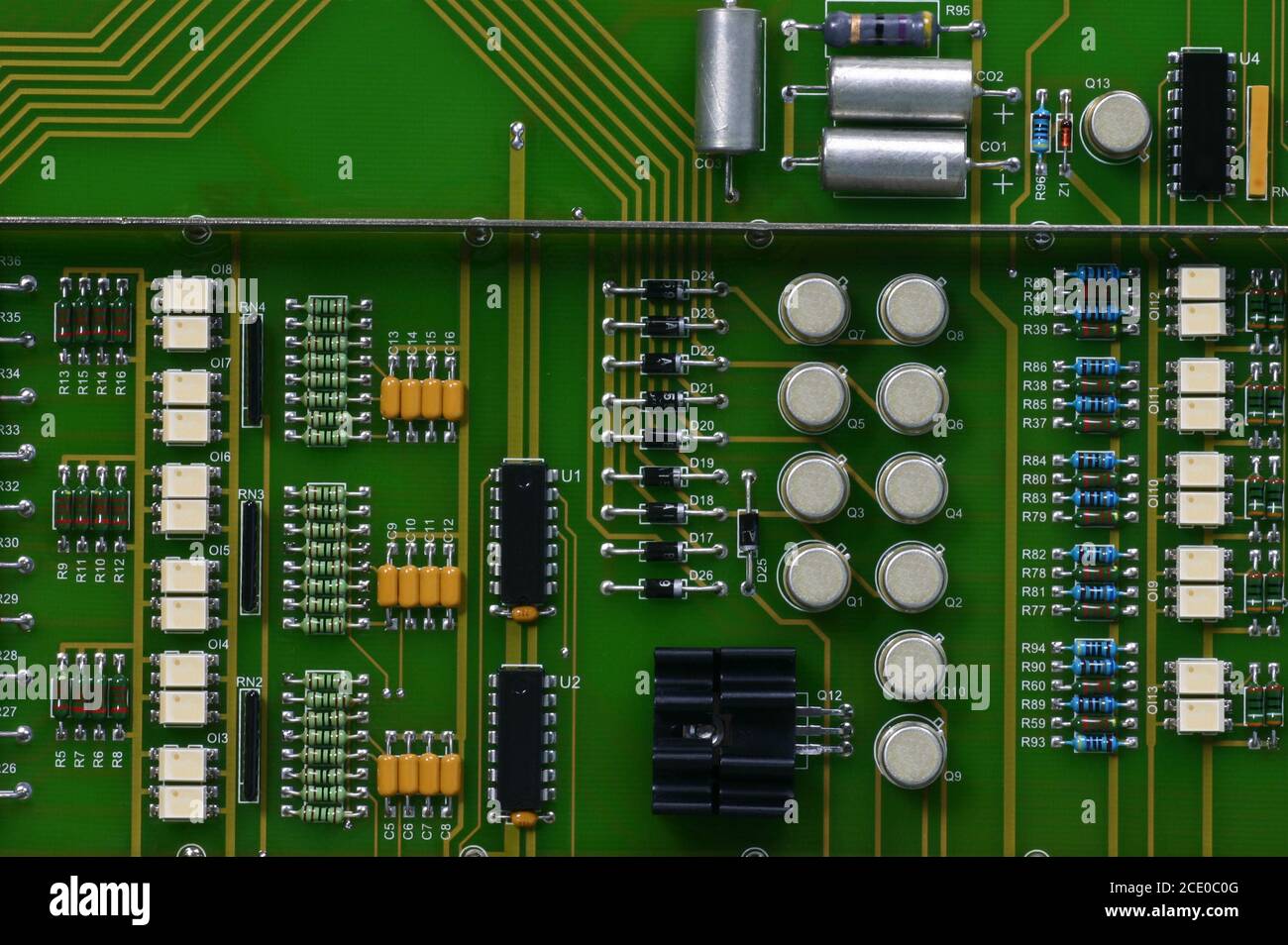Cartes de circuits électroniques composées de matériaux électroniques tels que transistors, circuits intégrés, résistances, condensateurs. Cartes de dispositifs électroniques. Banque D'Images