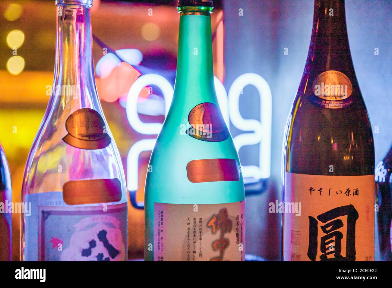 Miami Beach Florida, Alton Road, Yokos restaurant japonais cuisine repas saké bouteilles de vin, néon signe nuit humeur vie nocturne Banque D'Images