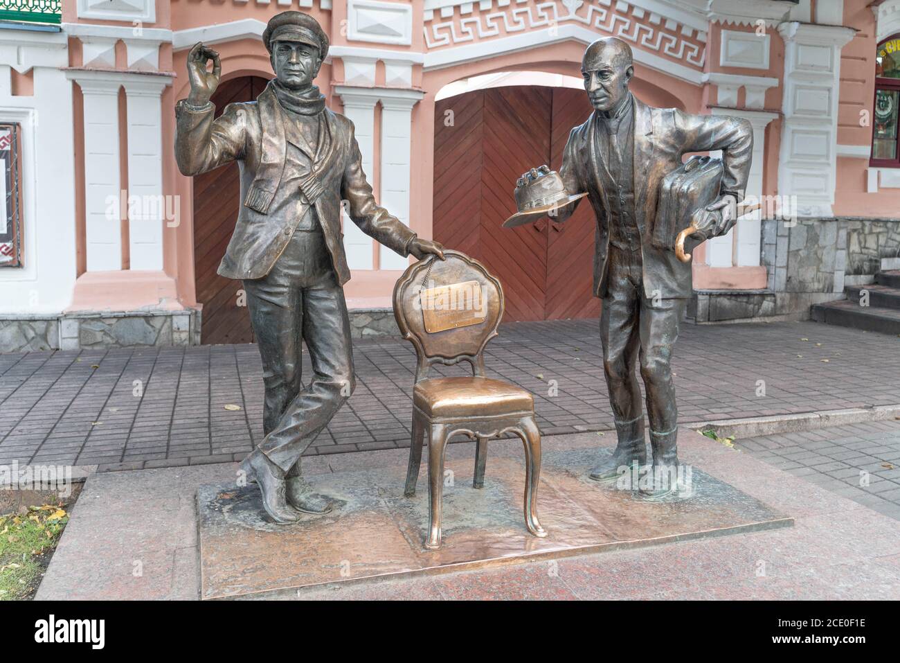 Cheboksary/Russie -05.07.2020:le monument des 12 chaises à Cheboksary. Traduction: Kisa! Terminons avec la recherche en losange et Banque D'Images