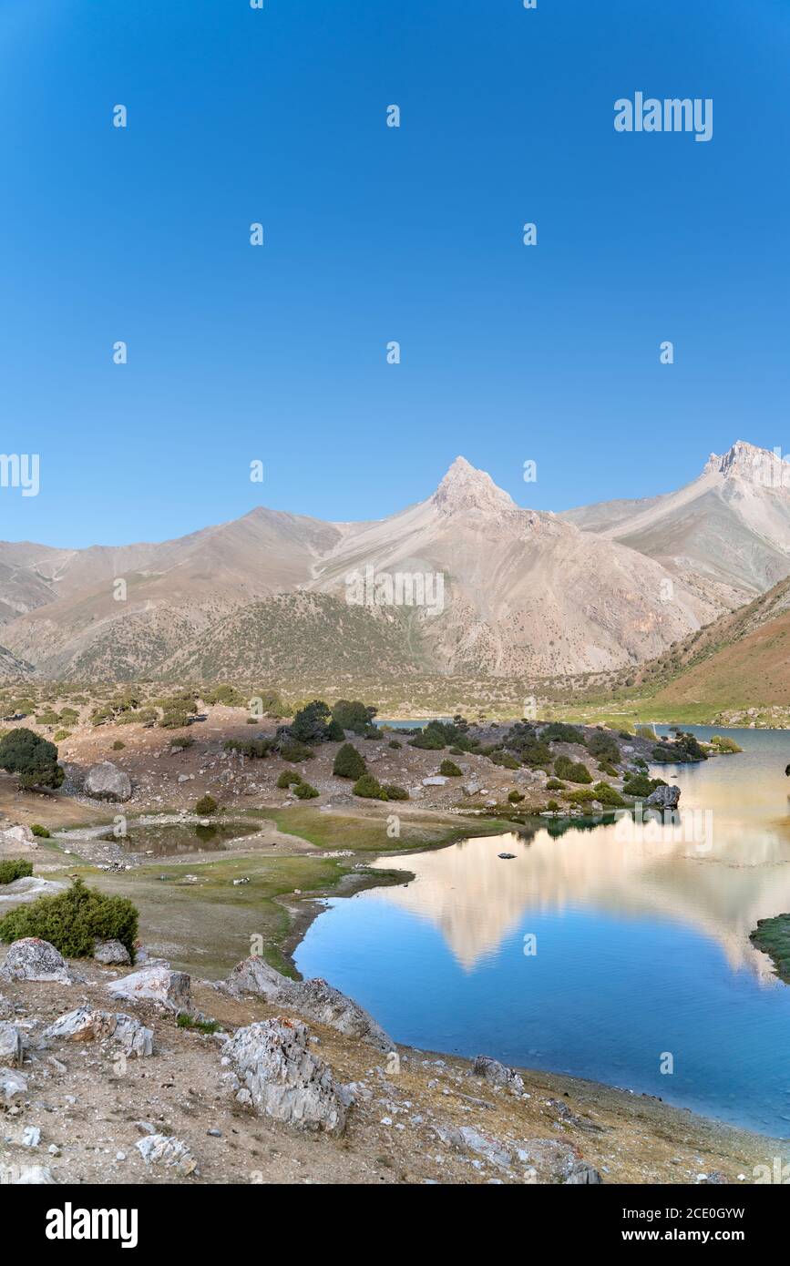 La vue sur le domaine de Pamir et le camping paisible sur le lac Kulikalon dans les montagnes de Fann au Tadjikistan. Reflet coloré en pur Banque D'Images