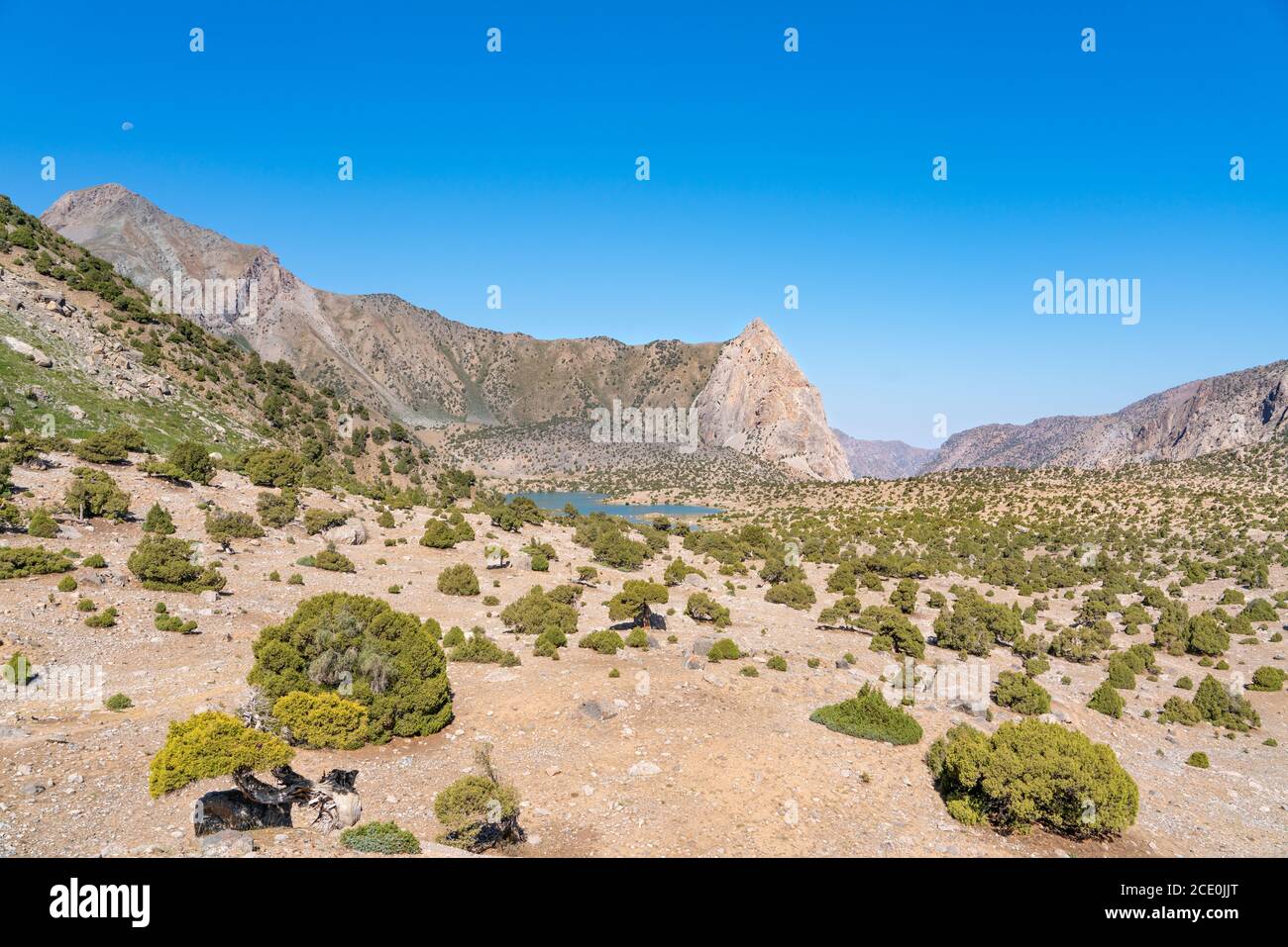 La belle route de trekking de montagne avec ciel bleu clair et les collines rocheuses dans les montagnes Fann au Tadjikistan Banque D'Images