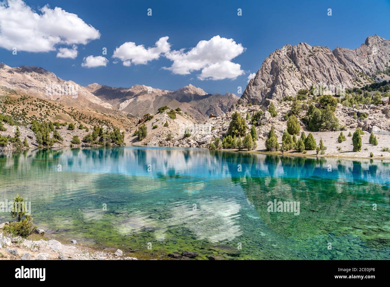 La belle route de trekking de montagne avec ciel bleu clair et collines rocheuses et vue sur le lac d'Alaudin à Fann Montagnes à Tajik Banque D'Images