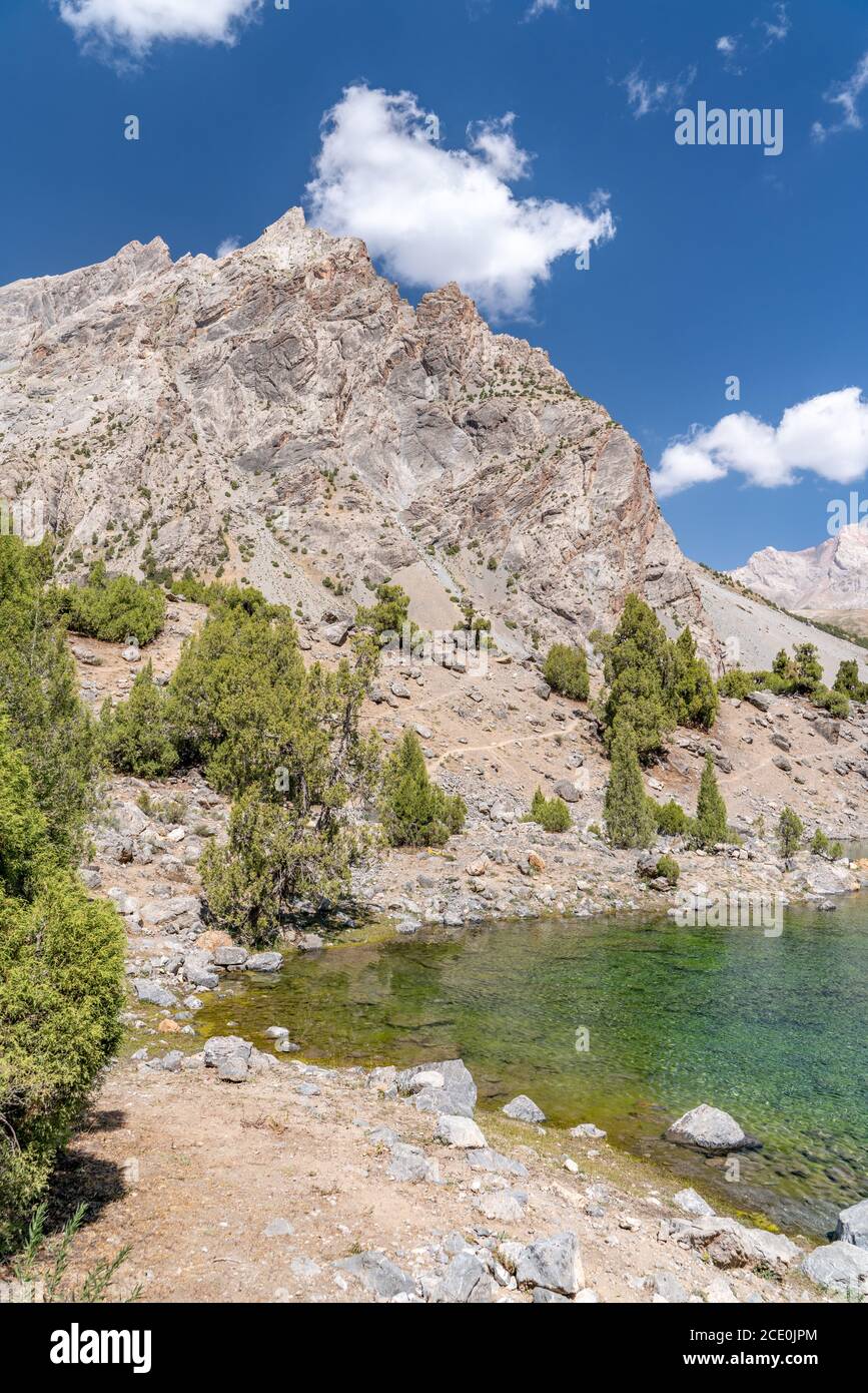 La belle route de trekking de montagne avec ciel bleu clair et collines rocheuses et vue sur le lac d'Alaudin à Fann Montagnes à Tajik Banque D'Images