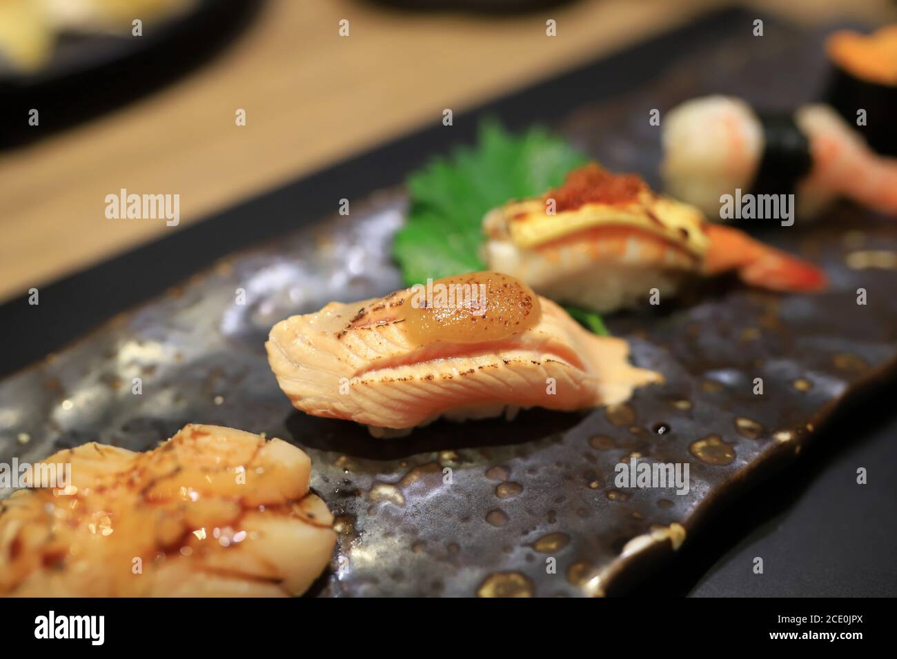 Sushis au saumon de qualité supérieure servis sur des plats japonais au restaurant. Mise au point sélective. Banque D'Images