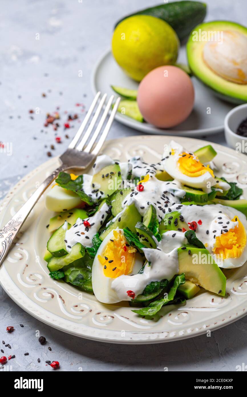 Salade d'épinards avec avocat, concombre et œuf. Banque D'Images