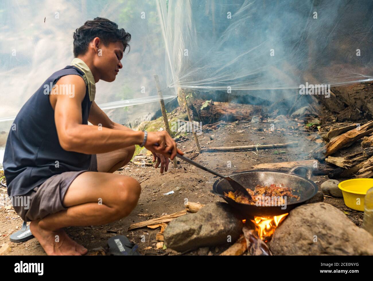 Cuisine sur feu de camp dans le parc national de Gunung Leuser on Sumatra Banque D'Images